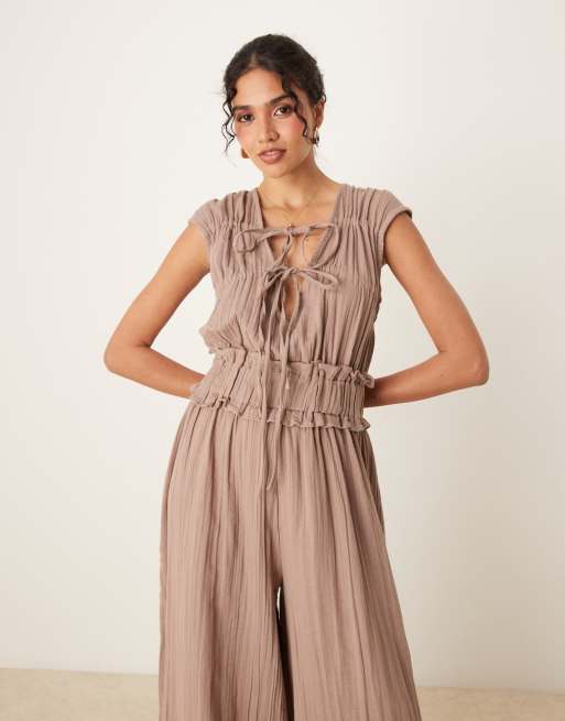ASOS DESIGN – Zweilagiger Jumpsuit in Taupe mit geraffter Brustpartie