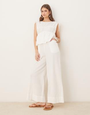 ASOS DESIGN - Zweilagiger Jumpsuit in Weiß mit geraffter Brustpartie