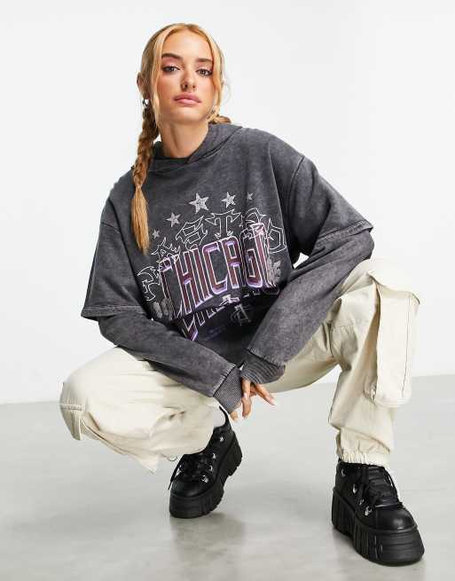 ASOS DESIGN – Zweilagiger Kapuzenpullover mit Chicago-Grafik 
