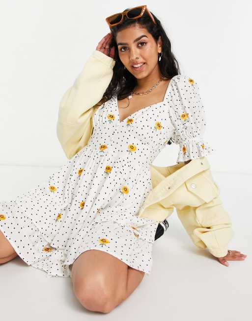 ASOS DESIGN – Zweilagiges Babydoll-Minikleid mit Punktemuster und gestickten Sonnenblumen