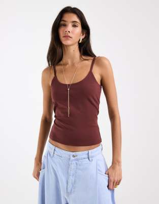 ASOS DESIGN - Zweilagiges Camisole-Oberteil in Schokobraun mit U-Ausschnitt-Brown
