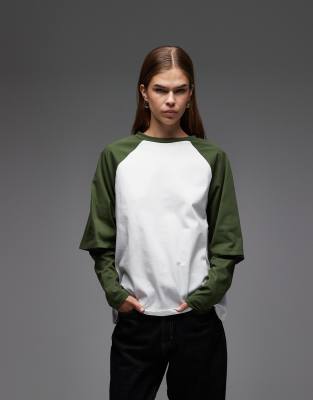 ASOS DESIGN - Zweilagiges, langärmliges Skater-Oberteil in Weiß und Khaki-Grün