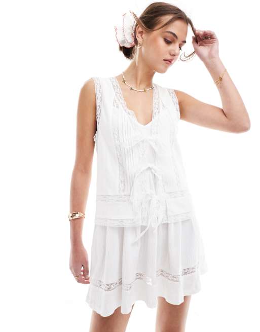 ASOS DESIGN – Zweilagiges Minikleid in Weiß mit Knitterstruktur, Spitzeneinsatz und Bindedetails vorne