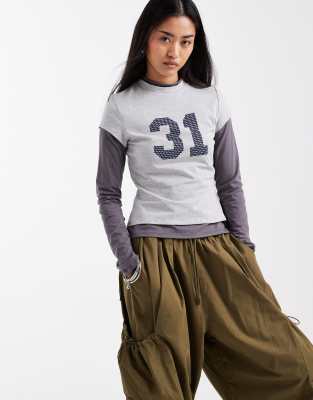 ASOS DESIGN - Zweilagiges Oberteil in Grau meliert mit 31-Grafik mit Polka Dots-Bunt