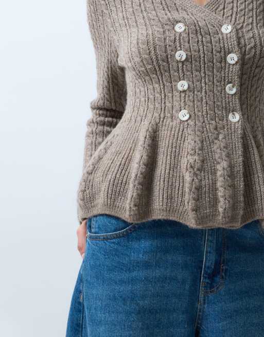 ASOS DESIGN zweireihige Zopfstrick-Strickjacke mit V-Ausschnitt in Beige, 4 von 5