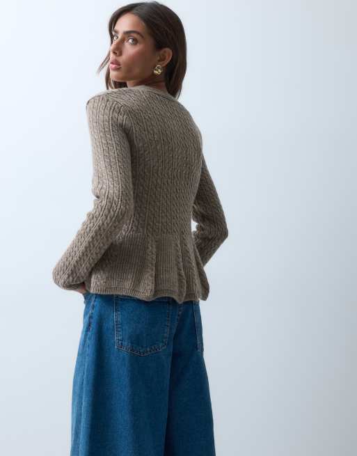 ASOS DESIGN zweireihige Zopfstrick-Strickjacke mit V-Ausschnitt in Beige, 5 von 5