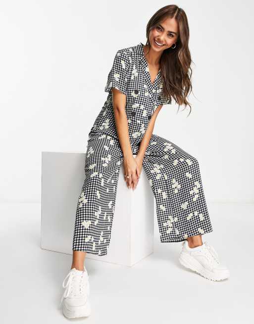 ASOS DESIGN Zweireihiger gesmokter Jumpsuit aus Blasenkrepp mit geblumtem Vichy Karomuster ASOS