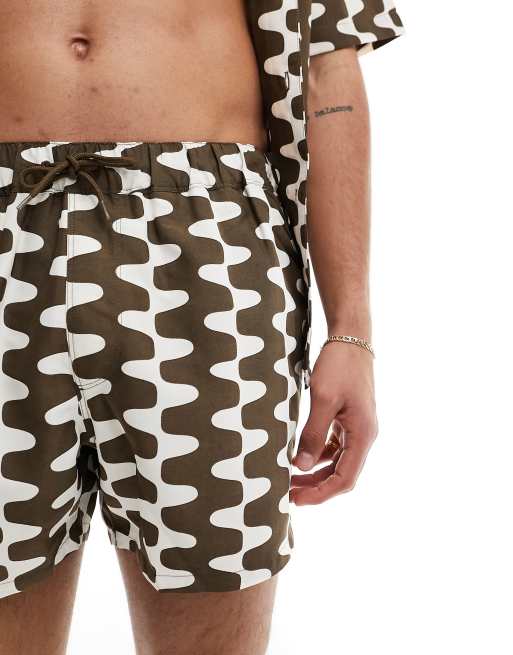 ASOS DESIGN - Zwemshort met korte lengte en kronkelende strepen in bruin, 4 van 4