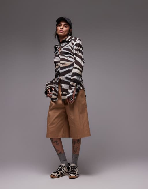 ASOS DESIGN – Zwężana koszula w paski zebry z poduszkami na ramionach i wiązaniem na plecach