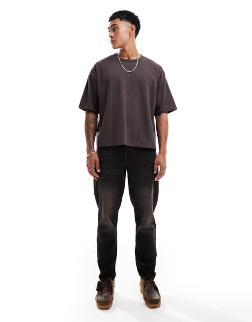 ASOS DESIGN – Zwężane jeansy w spranym czarnym kolorze z brązowym cieniowaniem