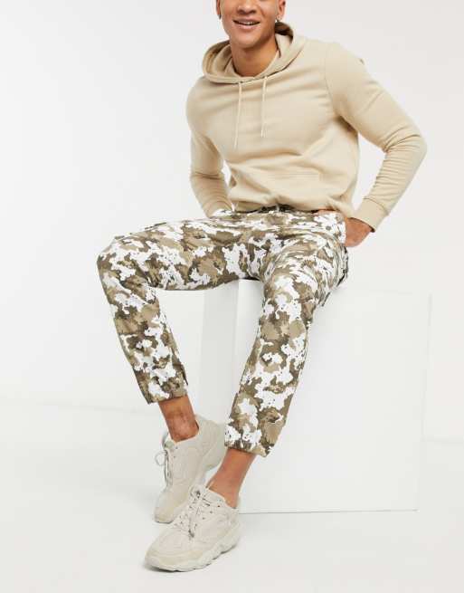 ASOS DESIGN – Zwężane spodnie we wzór moro