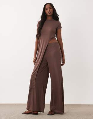 ASOS DESIGN - Zwiebelhaut-Hose in transparentem Schokoladenbraun mit weitem Bein, Kombiteil-Brown