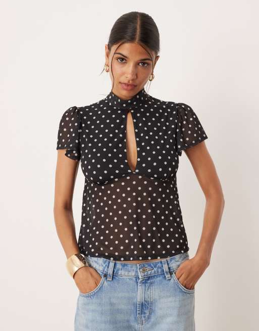 ASOS DESIGN – Zwiewny czarny siateczkowy top z rozkloszowanymi rękawami, wiązaniem na plecach i wzorem w groszki