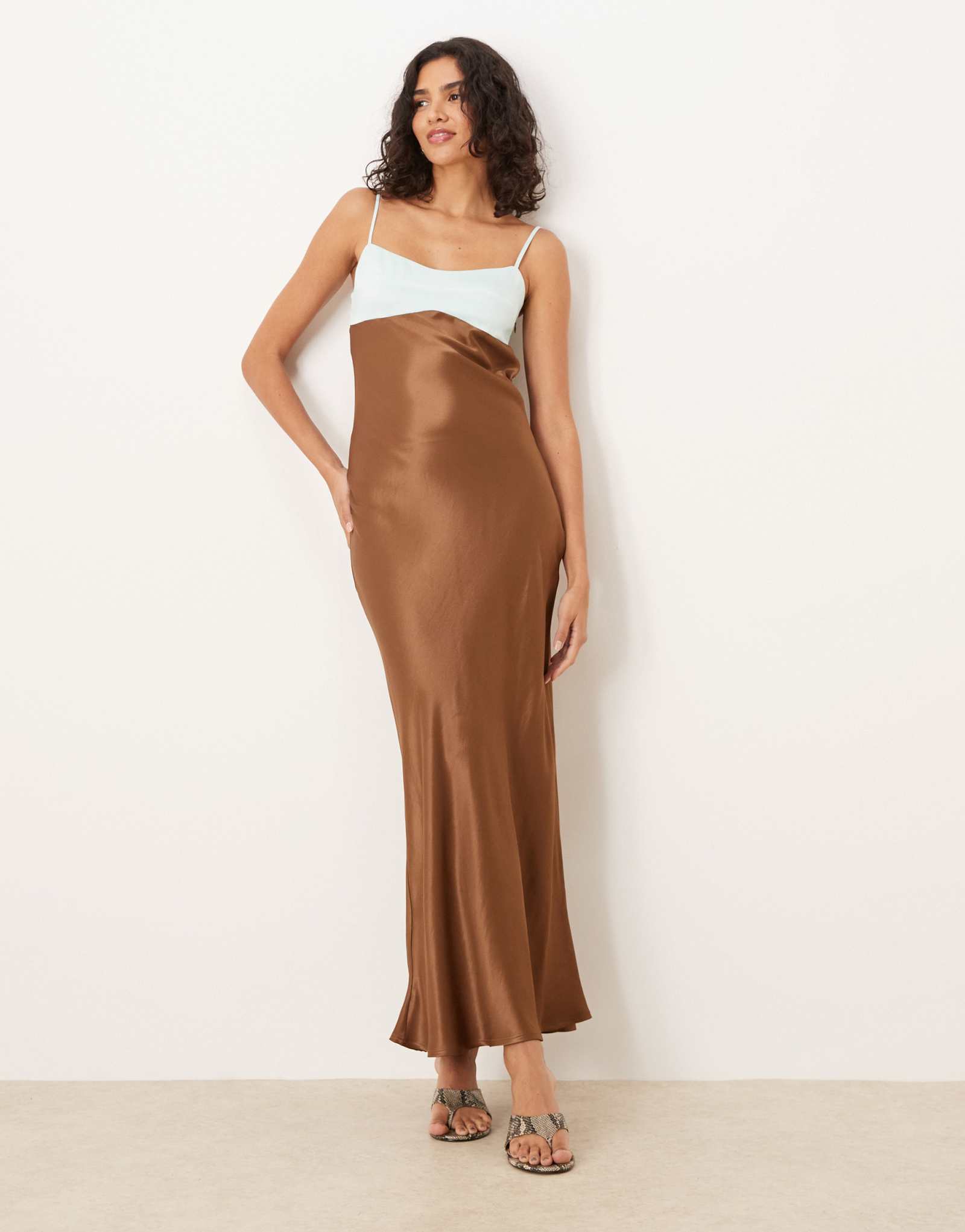 Дизайнерское атласное макси-платье на бретелях ASOS со швами на груди синего и шоколадного цветов
