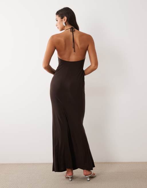 ASOS DSIGN maxiklänning med djup ringning, detaljer i metall och drapering i chokladbrun, 4 av 4