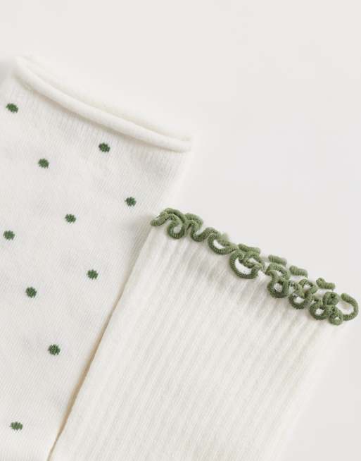ASOS DSIGN pakke med 2 sokker med flæsekant og polkaprikker i creme, 2 af 3