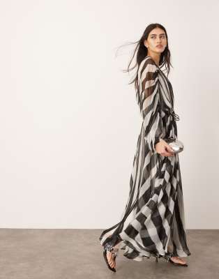 ASOS EDITION - Auffälliges, gestreiftes Chiffon-Maxikleid in Schwarz-Weiß mit geraffter Taille-Bunt