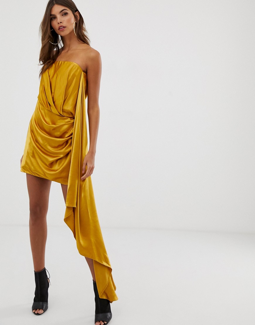 ASOS EDITION – bandeauklänning i satäng i minimodell med draperande sida-Guld