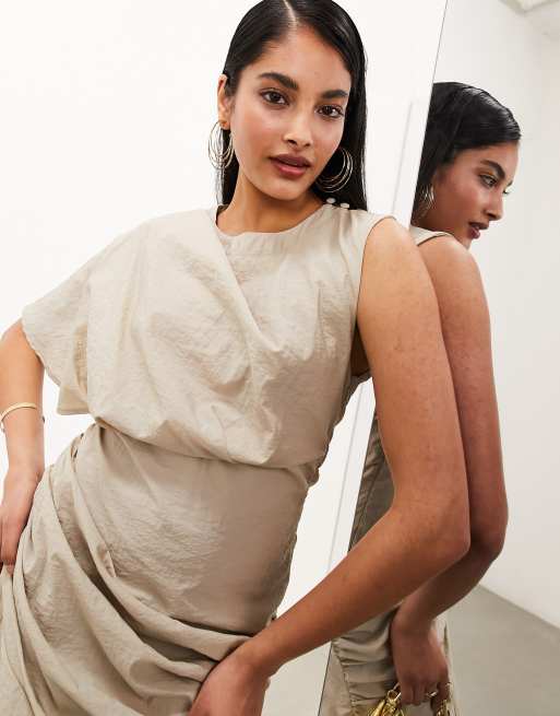 ASOS EDITION – Beige, enaxlad midaxiklänning med rynkad detalj, 2 av 4
