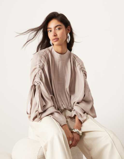 ASOS EDITION – Beige topp i slouchy stil med rynkade detaljer och oversize ärmar