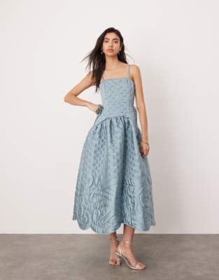 ASOS EDITION - Besticktes, gestepptes Midi-Trägerkleid in Schieferblau mit tiefer Taille