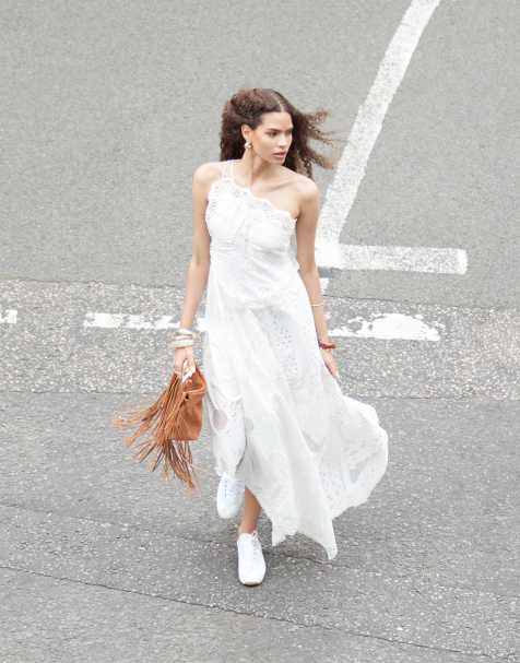 ASOS EDITION – Besticktes Maxikleid in Weiß mit Spitzeneinsatz, Rückenausschnitt und asymmetrischem Saum - view 1