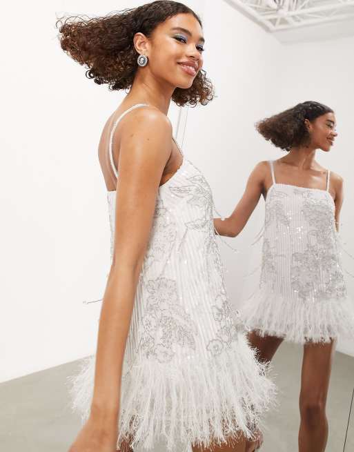 ASOS Edition – Biała sukienka mini w cekinowy wzór kwiatowy z koralikami i sztucznymi piórkami u dołu