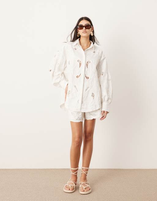 ASOS Edition – Białe szorty o pudełkowym kroju z haftem angielskim, część zestawu