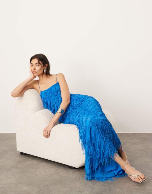ASOS EDITION – Blå maxiklänning med smala axelband, låg rygg och texturerade fransar