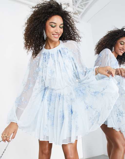 ASOS EDITION – Bladoniebieska siateczkowa sukienka mini w haftowany wzór w kwiaty z obszernymi rękawami z obcisłym mankietem