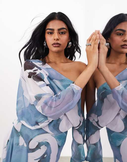 ASOS EDITION - Blød gennemsigtig offshoulder-maxikjole med draperinger og blåt hvirvelprint, 2 af 4