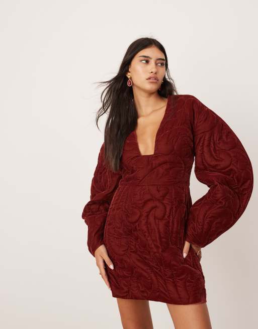 ASOS Edition – Bordowa sukienka mini z pikowanego aksamitu z głębokim dekoltem, ozdobnymi rękawami i haftowanym wzorem