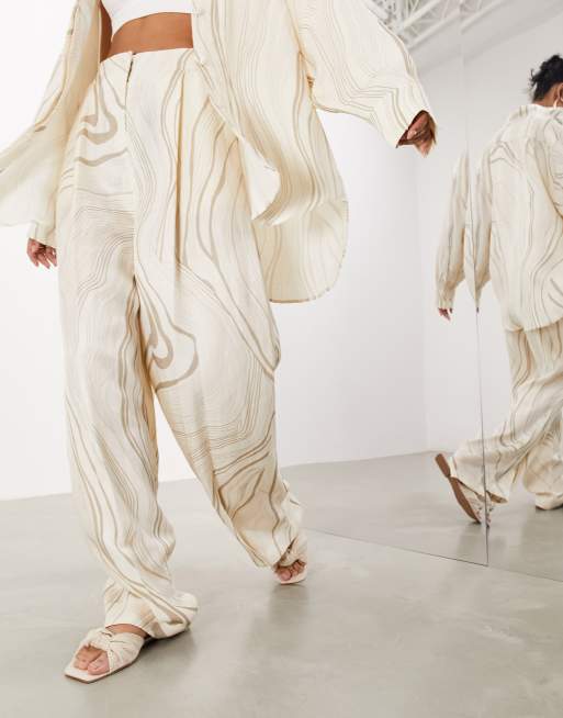 ASOS EDITION - Broek met super wijde pijpen en wervelprint in crème