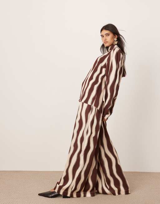 ASOS EDITION - Broek met wijde pijpen en trekkoord in de taille in chocoladebruine golfprint, deel van co-ord set