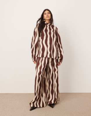 ASOS EDITION – Brunt, vågmönstrat set med supervida byxor med dragsko i midjan och oversize-topp med hög ringning - view 1