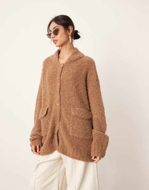 ASOS EDITION - Cardigan oversize in maglia bouclé color cammello con bottoni