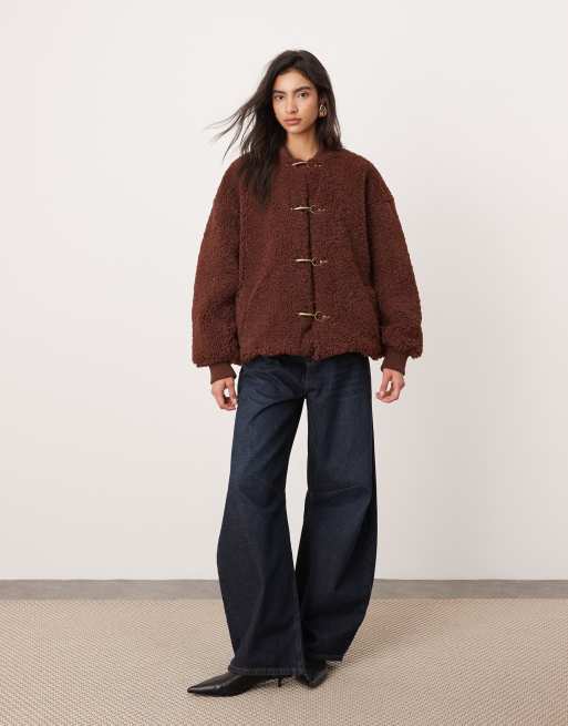 ASOS EDITION – Chokladbrun, kraftig bomberjacka i teddy och oversize med spännen