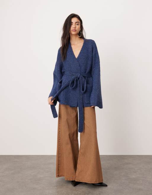 ASOS EDITION - Compact gebreid vest met overslag en lange pasvorm in blauw, 2 van 4