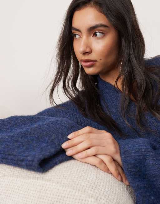 ASOS EDITION - Compact gebreid vest met overslag en lange pasvorm in blauw, 4 van 4