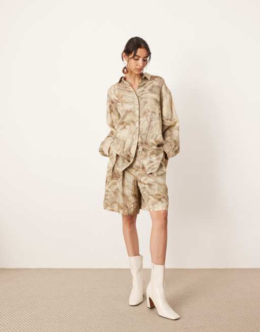 ASOS EDITION - Coordinato con camicia oversize con bottoni nascosti e pantaloncini sartoriali con stampa di paesaggio