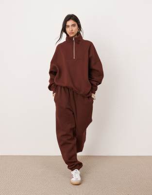 ASOS Edition - Coordinato premium pesante color cioccolato con felpa oversize con zip corta e joggers