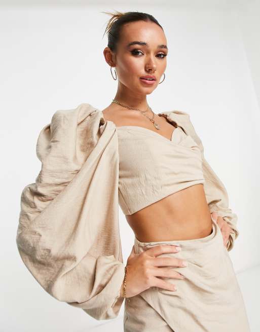 ASOS EDITION - Crop top met overslag en drapering in stone