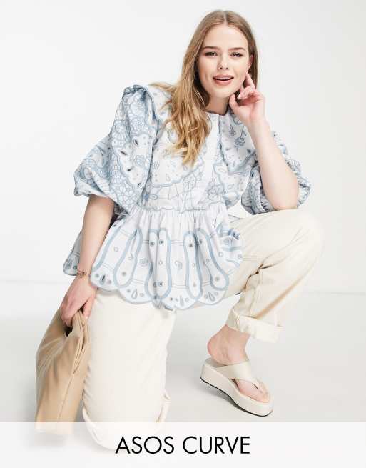 ASOS EDITION Curve - Aangerimpelde top met opengewerkte broderie in blauw met borduursels in dezelfde tint