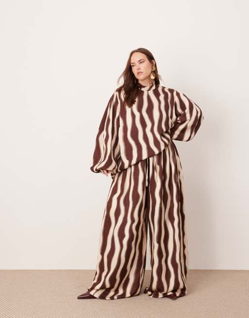 ASOS EDITION Curve - Broek met wijde pijpen en trekkoord in de taille in chocoladebruine golfprint, deel van co-ord set
