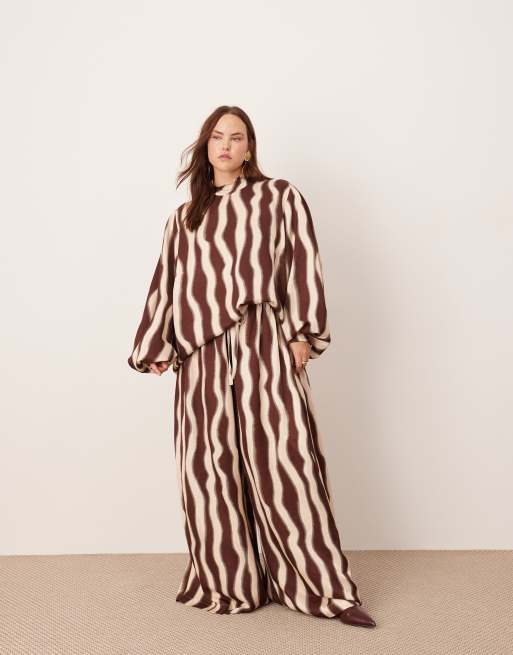 ASOS EDITION Curve – Brunt, vågmönstrat set med supervida byxor med dragsko i midjan och oversize-topp med hög ringning
