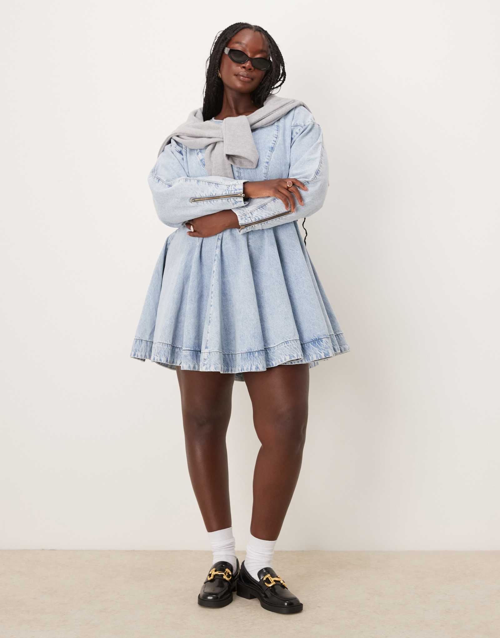 Мини-платье ASOS EDITION Curve из джинсовой ткани с длинными рукавами и деталями в виде швов синего цвета с эффектом отбеливания