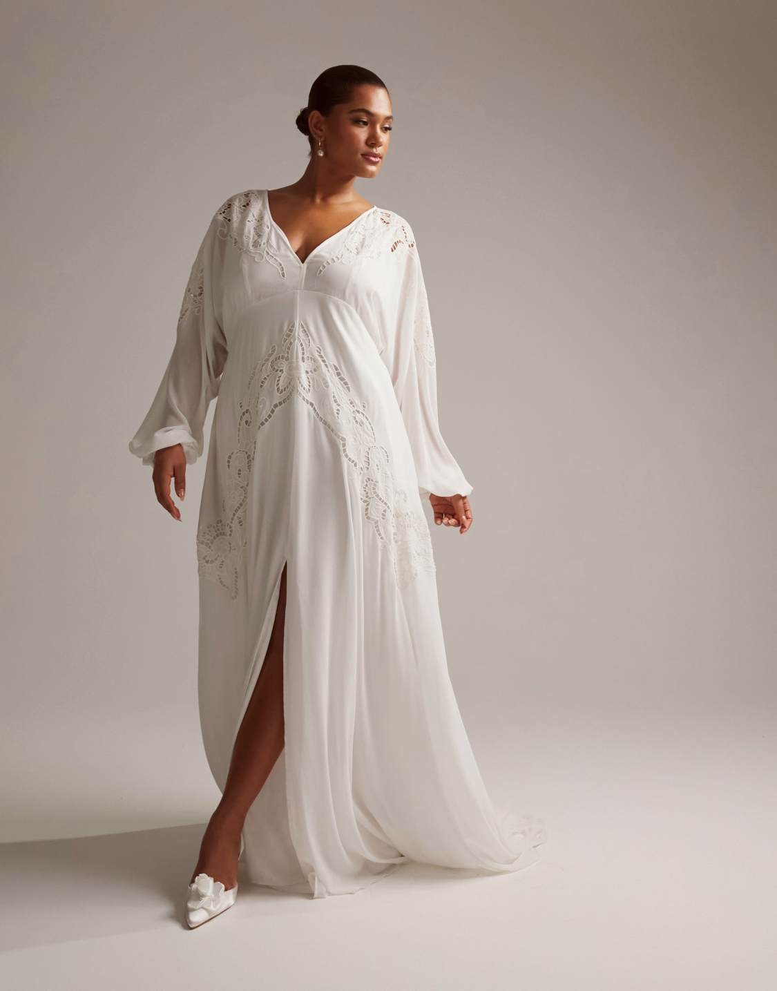 ASOS EDITION Curve – Florence – Robe de mariée ajourée à manches longues et décolleté plongeant – Ivoire Robes de mariée The Wedding Explorer