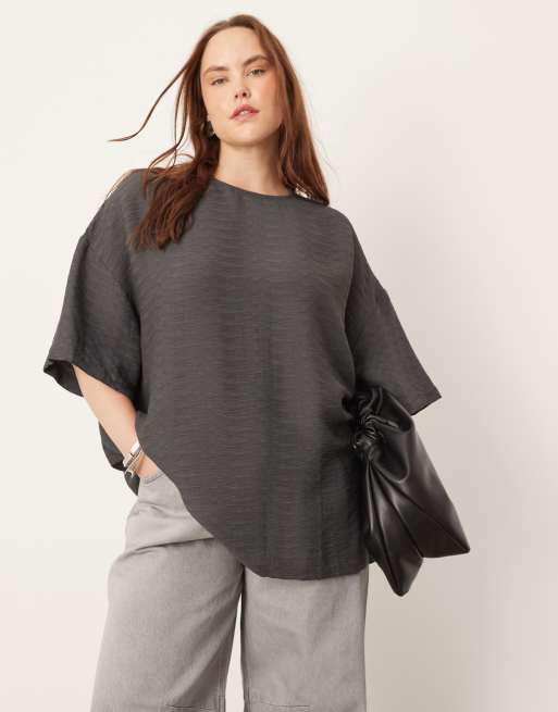 ASOS EDITION Curve – Grafitowy T-shirt o pudełkowym kroju, z teksturowanej tkaniny