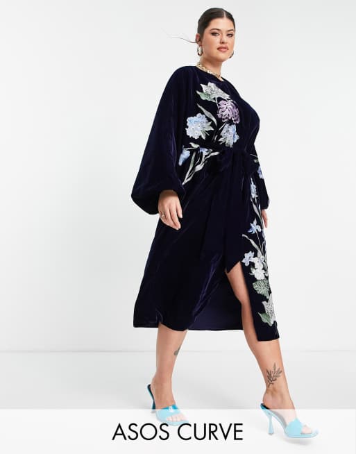ASOS EDITION Curve – Granatowa aksamitna sukienka midi o prostym kroju z haftowanymi kwiatami