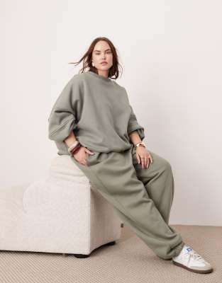 ASOS EDITION Curve - Hochwertige Oversize-Jogginghose aus schwerem Stoff in Olivgrün